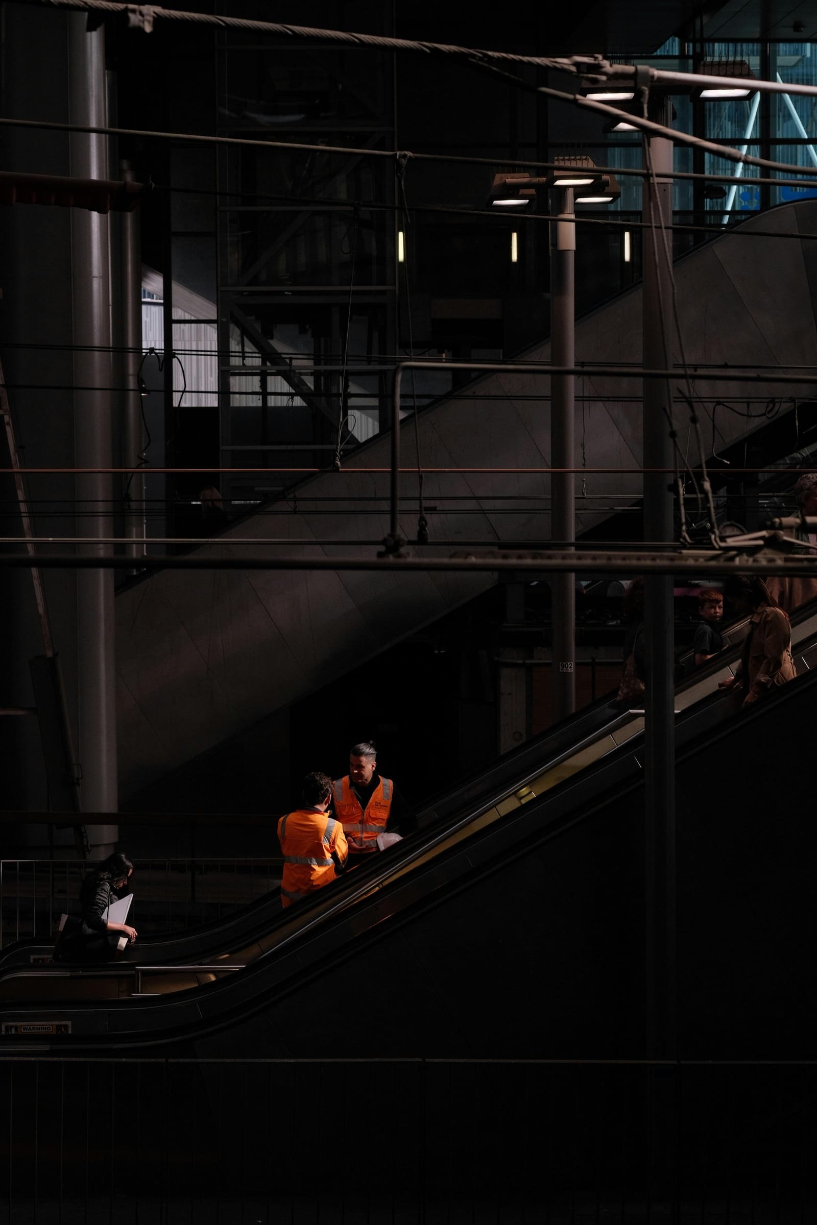 Technicien en intervention sur un escalator mécanique